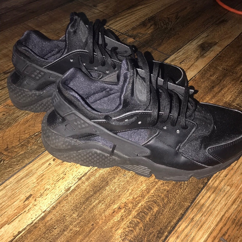 black nike huaraches